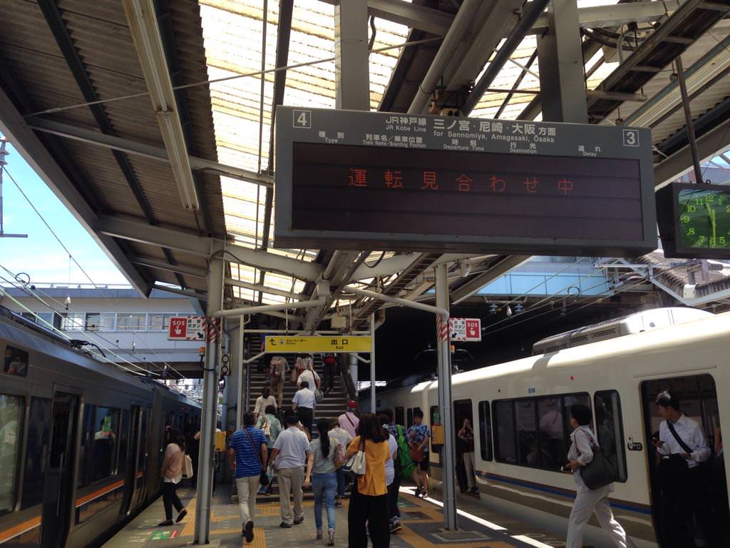 JR須磨駅のホームの写真。「運転見合わせ中」の表示が出ている。