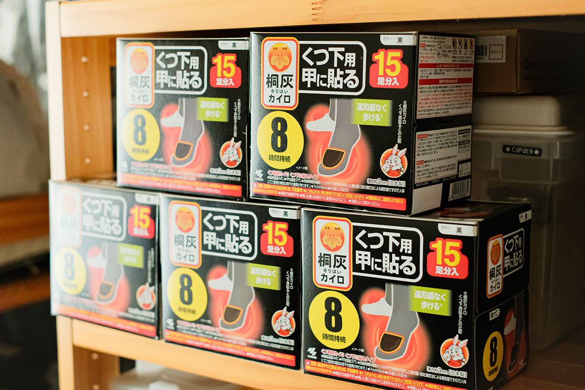 「くつ下用 甲に貼るカイロ」のパッケージ箱が並べられた写真