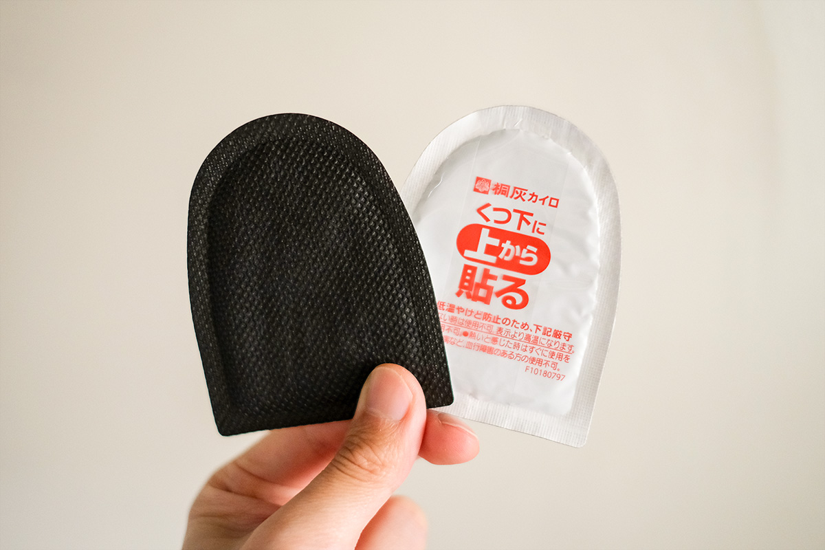 「くつ下用 甲に貼るカイロ」を手で持っている写真