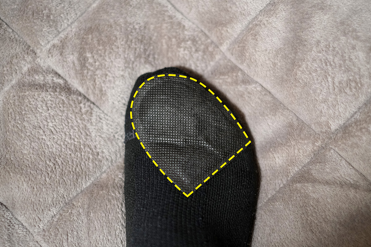 「くつ下用 甲に貼るカイロ」を、つま先寄りの位置に貼り付けている写真